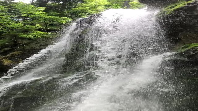 Wasserfall in Hochformat aufgenommen 