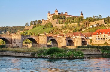 Naklejka premium Würzburg, Alte Mainbrücke und Festung Marienberg