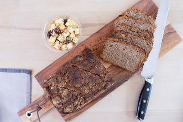 selbstgebackendes Roggenbrot mit Körnern 