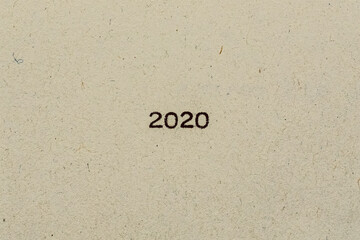 2020 als Text auf Papier mit Schreibmaschine