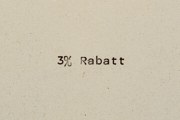 3 Prozent Rabatt als Text auf Papier mit Schreibmaschine
