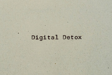 Digital Detox als Text auf Papier mit Schreibmaschine