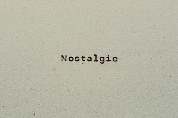 Nostalgie als Text auf Papier mit Schreibmaschine