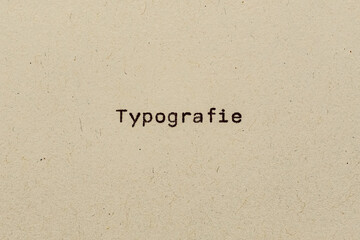 Typografie als Text auf Papier mit Schreibmaschine