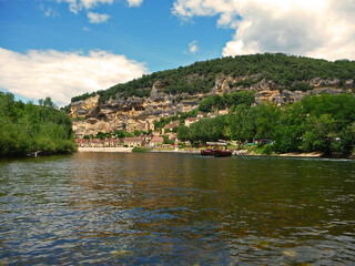 Fototapeta na wymiar vue depuis l'eau de la Roque Gageac, Périgord, Dordogne, France 