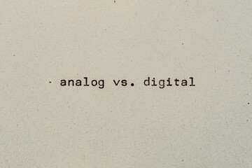 analog vs digital als Text auf Papier mit Schreibmaschine