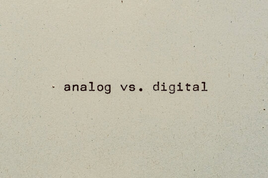 Analog Vs Digital Als Text Auf Papier Mit Schreibmaschine