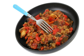 Assiette de ratatouille en gros plan sur fond blanc