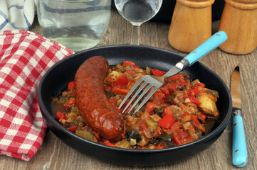 Assiette de ratatouille avec une saucisse en gros plan