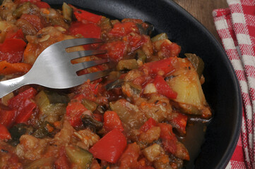 Ratatouille servie dans une assiette en gros plan
