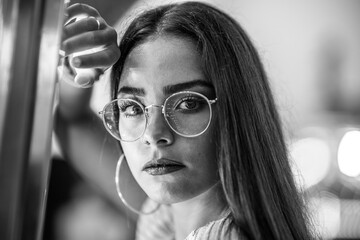 Chica feria neon luces azul rojo gafas españa sur moda
