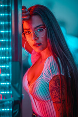 Chica feria neon luces azul rojo gafas españa sur moda