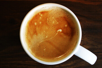 Kaffeetasse mit braunem Hintergrund