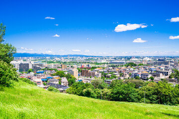 青空が広がる住宅地