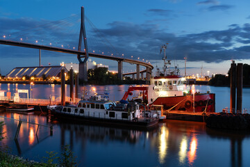 Obraz premium Köhlbrandbrücke Hamburg in der Abenddämmerung vom Schiffsanleger Neuhof