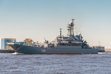 Obraz premium A large landing ship Korolev of project 775 passes near Kronstadt during a rehearsal of the naval parade. July 17, 2020.