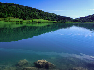 Fototapeta na wymiar Beau lac, belle couleur