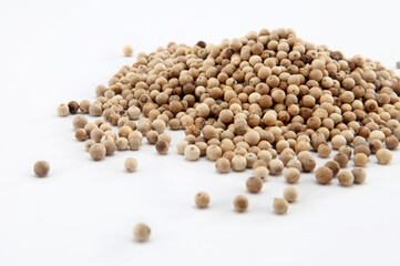 White pepper consists solely of the seed of the ripe fruit of the pepper plant, with the thin darker-coloured skin (flesh) of the fruit removed. 