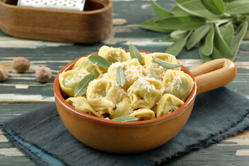 tortellini ripieni cibo della tradizione Italiana 