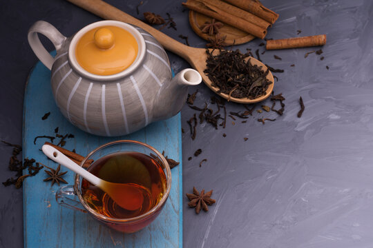 Tea with various spices Traditional drinks are fragrant and moisturize the throat. Placed on a black table