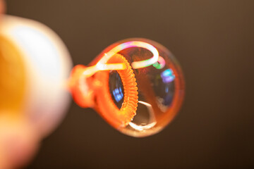 Einzelne Seifenblase an orangefarbigem Blasring