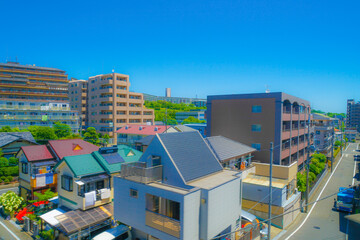 多摩地域の住宅街と青空