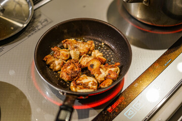 鶏肉の調理風景イメージ