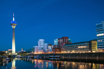 Düsseldorfer Medienhafen mit Gehry-Bauten und Fernsehturm © maxbaer