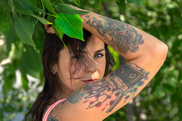 Portrait fille sexy tatoué en bikini à la plage