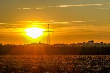 Fototapeta premium Strommasten im Feld