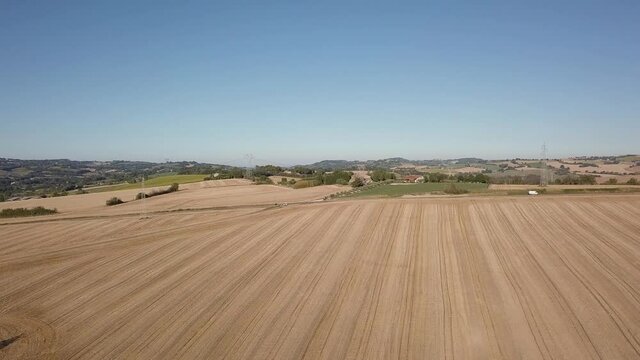 vista aerea di un campo di grano in Italia