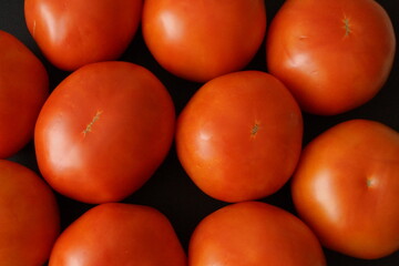 Tomates rojos grandes y sabrosos