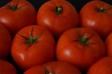 Tomates rojos grandes y sabrosos