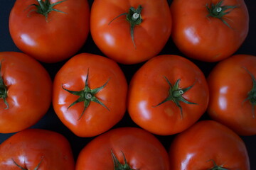 Tomates rojos grandes y sabrosos
