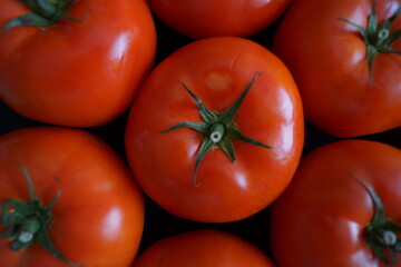 Tomates rojos grandes y sabrosos