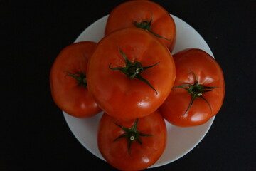 Tomates rojos grandes y sabrosos