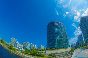 横浜みなとみらいの街並みと青空