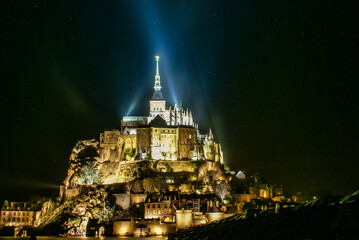 Fototapeta na wymiar ライトアップされたモン・サン・ミッシェルの夜景