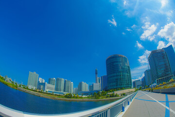横浜みなとみらいの街並みと青空