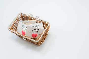バスケットに入れられたラブレターのイメージ