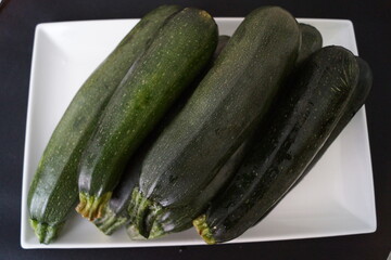 Calabacines llenos de color y listos para cocinar