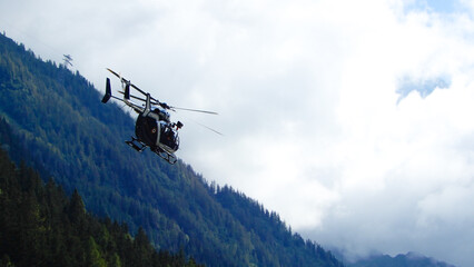 Fototapeta na wymiar Hélicoptère du PGHM dans la vallée de Chamonix 