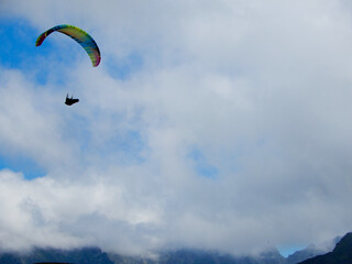 Parapente volant dans la vallée de Chamonix.