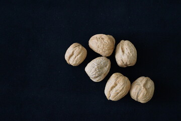 Nueces sobre fondo negro