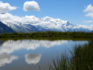 Lac en montagne  dans la vallée de chamonix