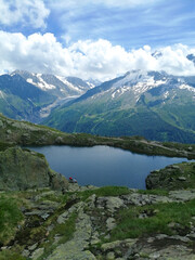 Obraz na płótnie Canvas Lac en montagne dans la vallée de chamonix