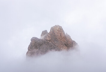 montagna tra le nubi
