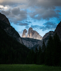 tre cime tra una cornice di monti
