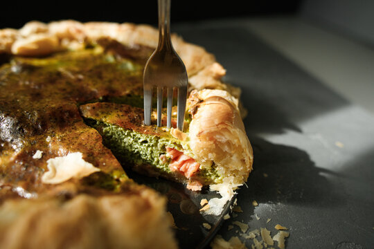 Kish pie with salmon and spinach