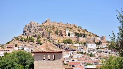 Vista del pueblo de Moclín y su castillo, Granada, España